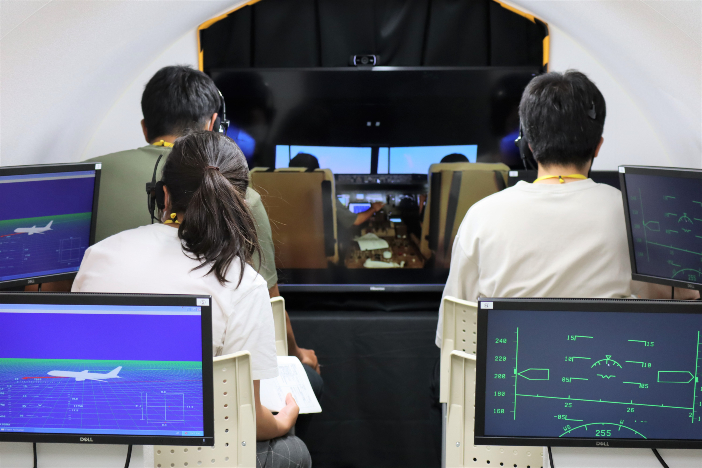 橋本研究室が開発した機内シミュレータで飛行データを採取