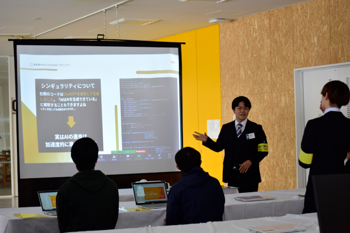 ChatGPTを使ったコードの生成について説明するプロジェクトの学生