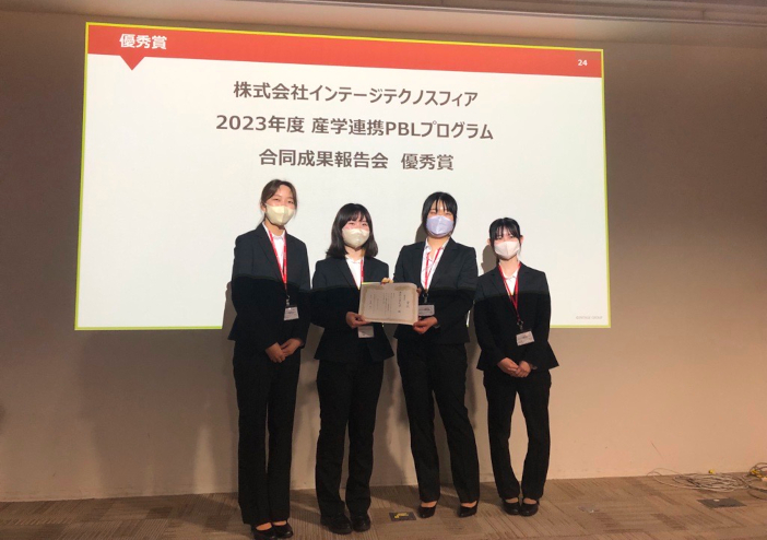 優秀賞を受賞した心理科学科2年の学生チーム（写真左から柴田真奈さん、石村優里さん、島本桜子さん、北川海鈴さん）