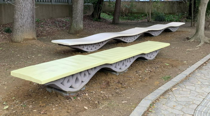 金沢市外濠公園二号地に設置されたベンチ。<br> 「友禅流し」をモチーフにセメント系３Dプリンターで造形された